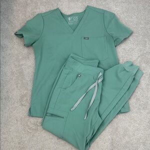 FIGS Technical Collection M scrubs